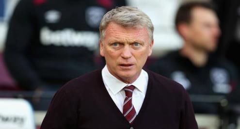 "شعرت بالحيرة".. مويس ينتقد مشجعاً لفريقه أفسد هجمة باقتحام أرض الملعب (فيديو)